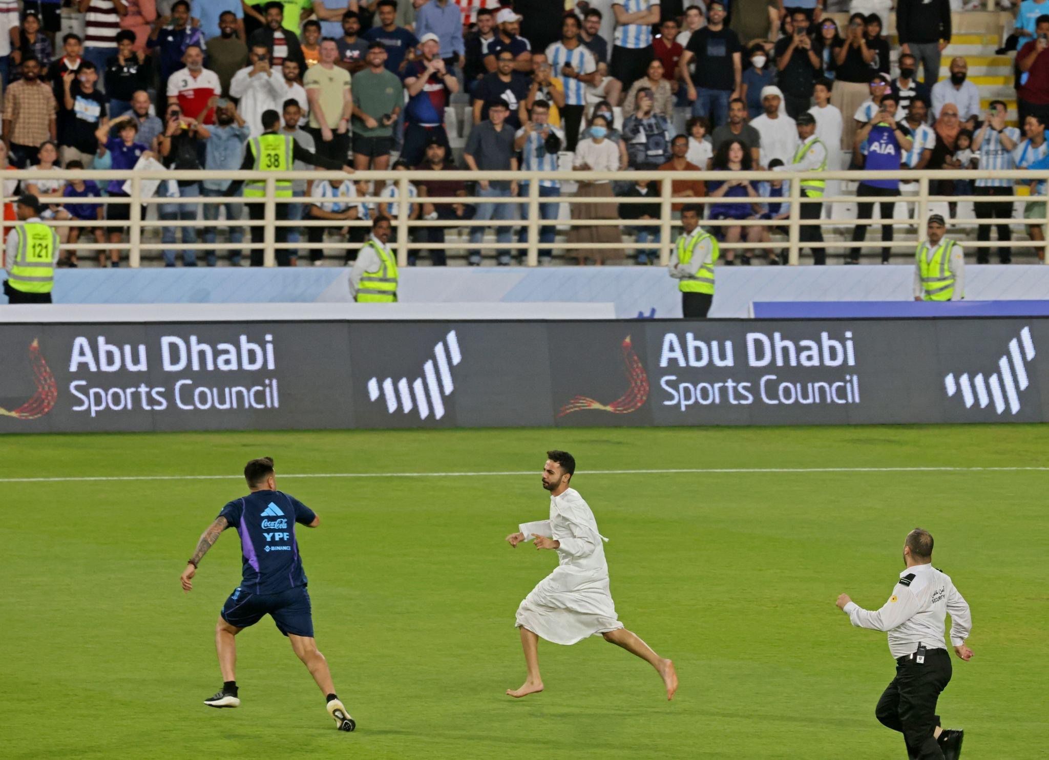 مشجع اماراتي يقتحم تدريبات الارجنتين